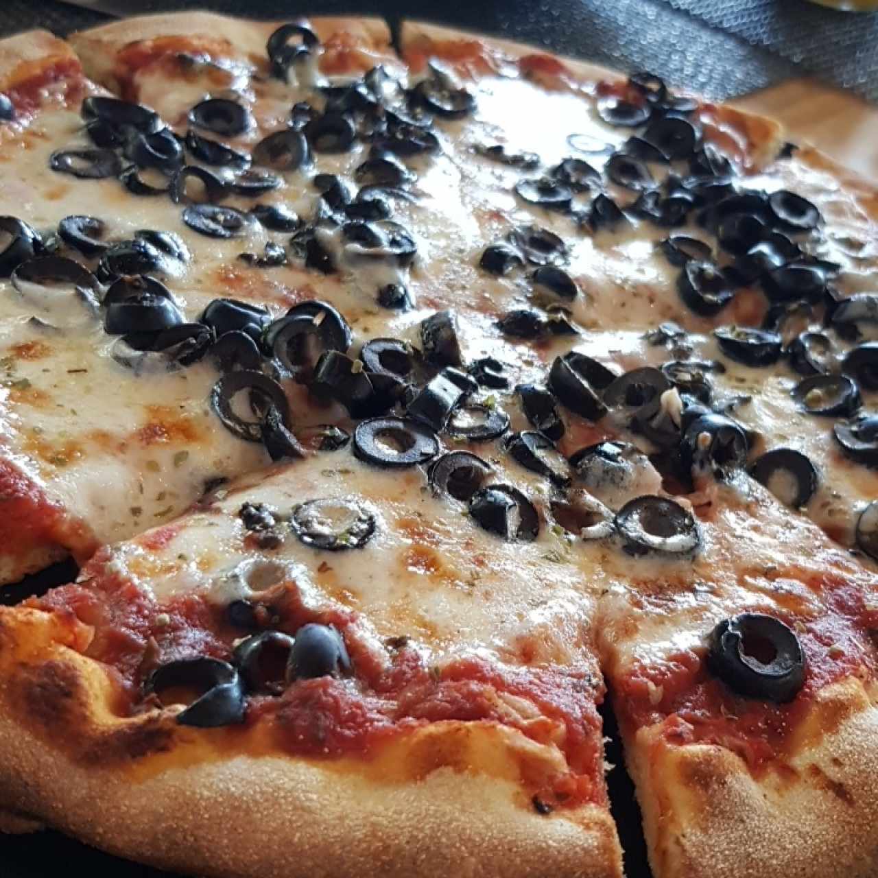 pizza queso con aceitunas