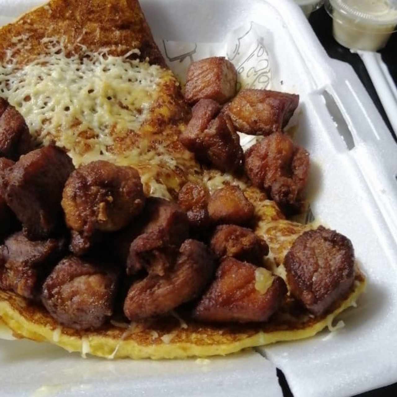 Cachapa de cochino frito y queso tela