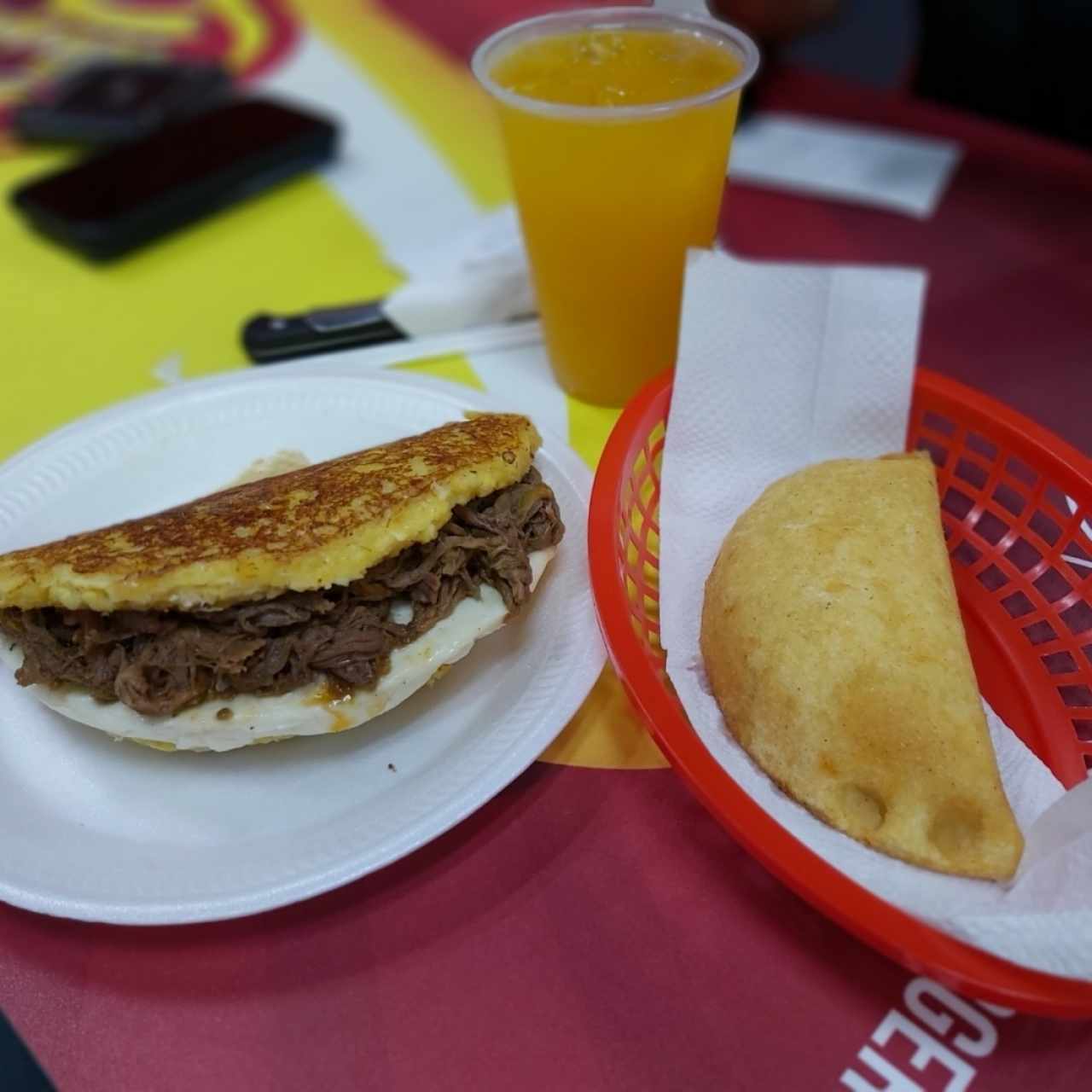 Cachapa con queso y carne más empanada dominó y papelón con limón