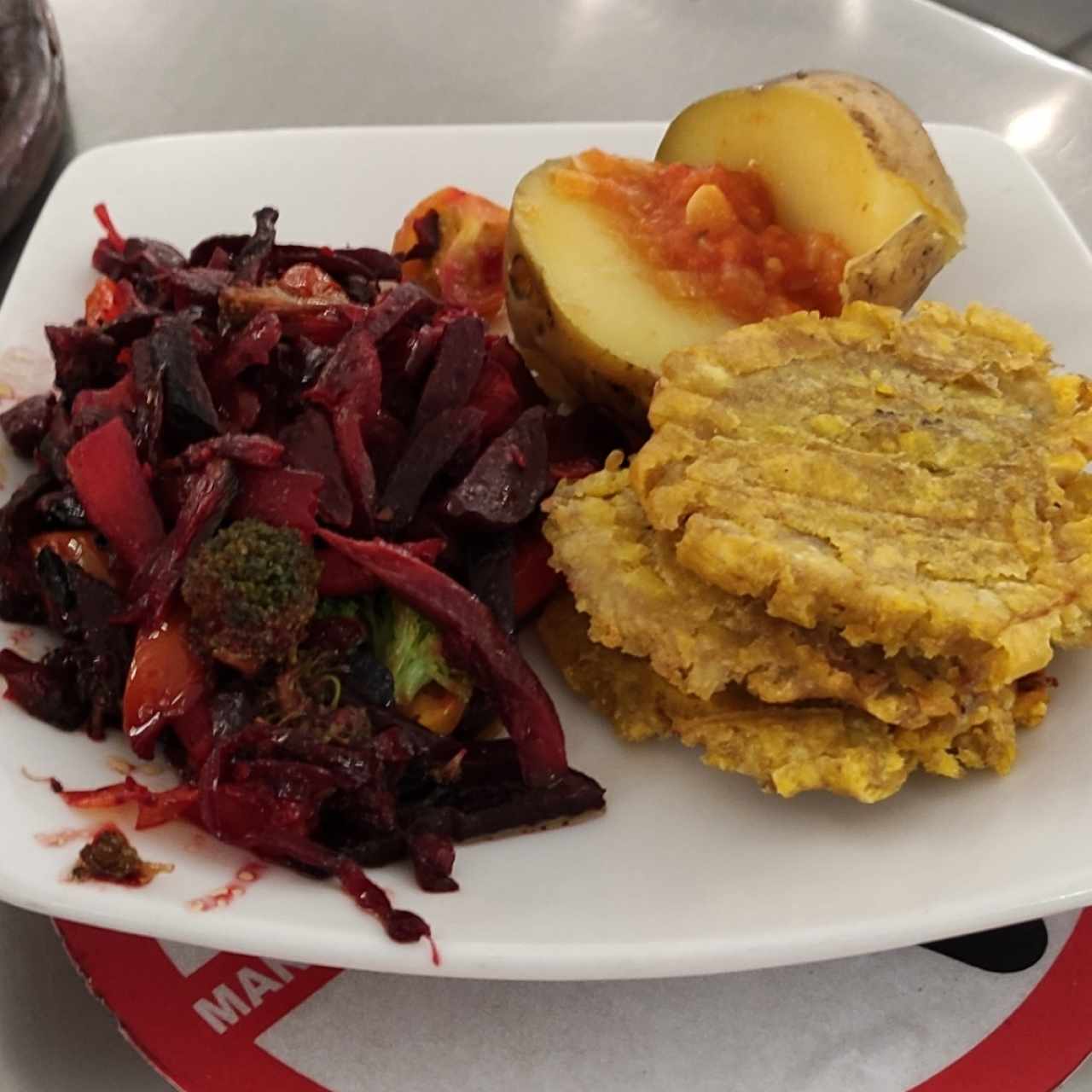 Ensalada de remolacha, patacones y papa asada con guiso