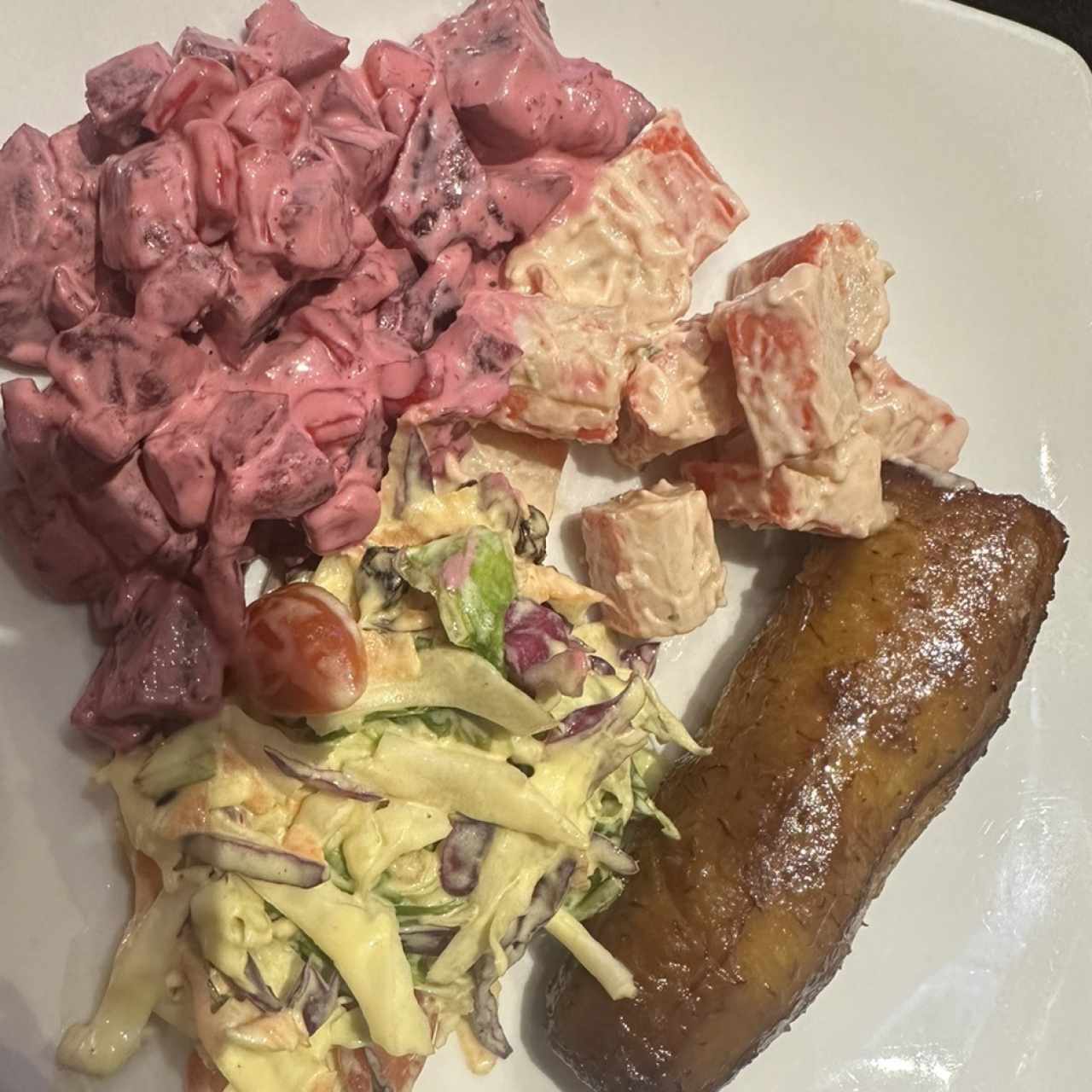 Guarnición (ensalada de cangrejo, de remolcha, plátano en tentación y coleslaw)