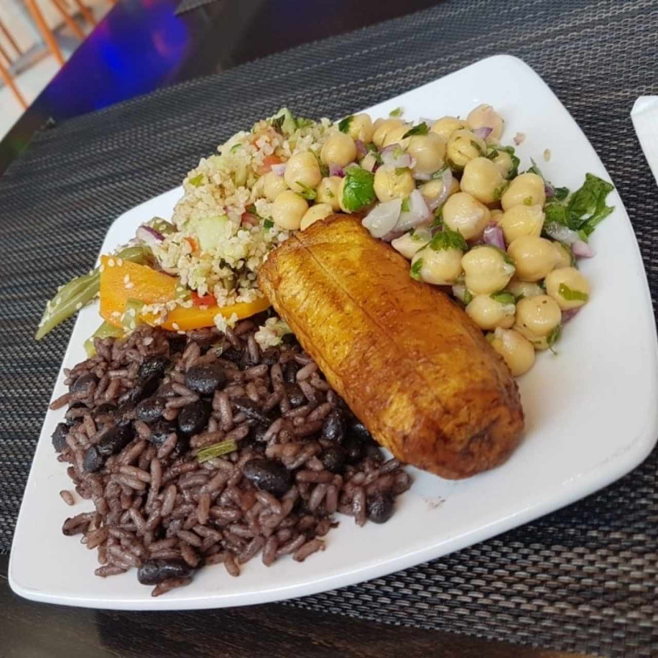 Opciones del "Salad Bar" - Arroz con guandú, plátano en tentación y ensaladas