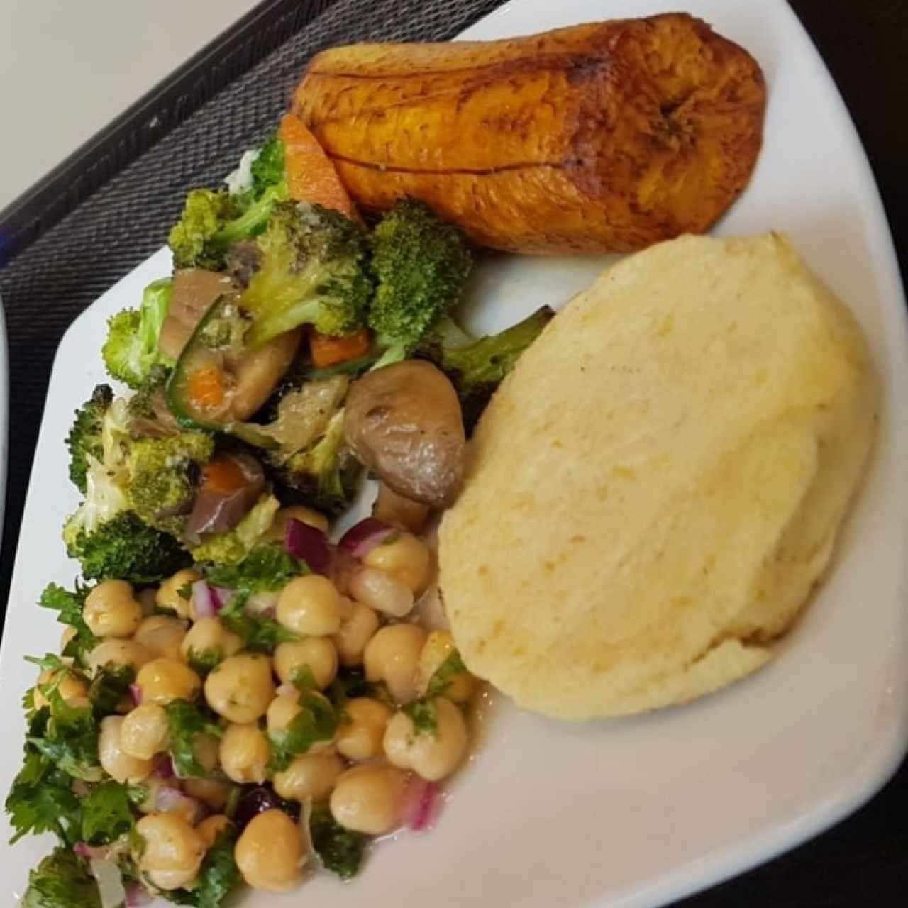 Ensalada de garbanzos, vegetales, plátano en tentación y arepa