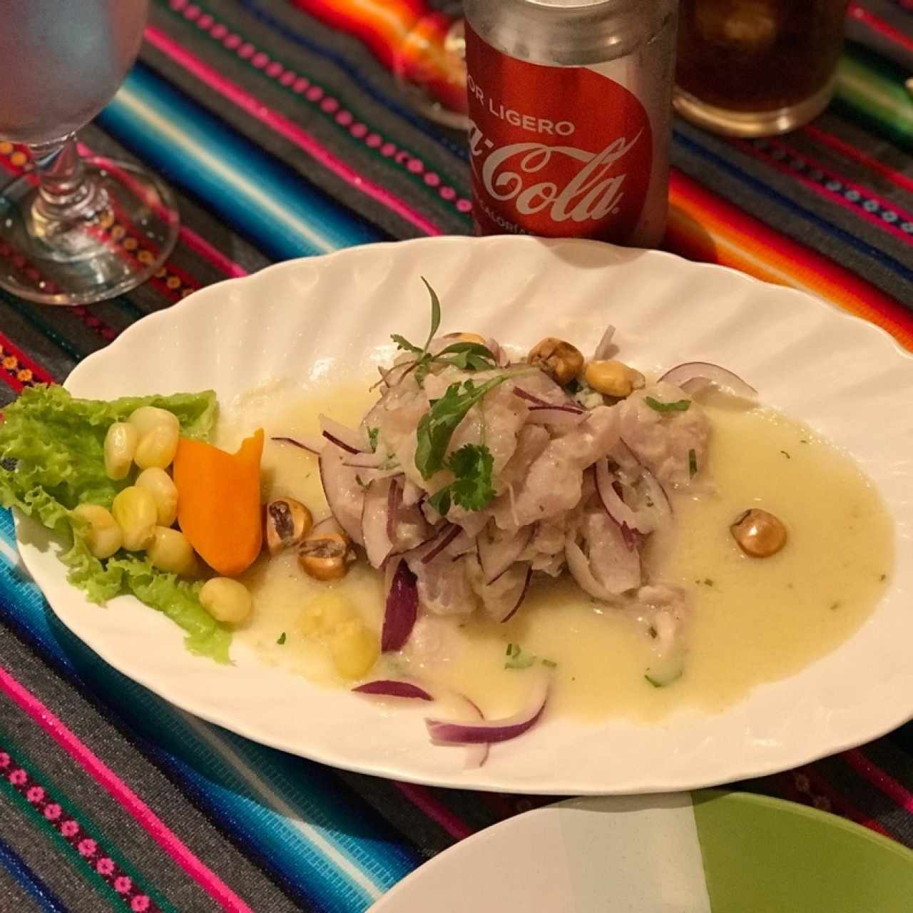 ceviche tradicional peruano con choclo y cebolla morada