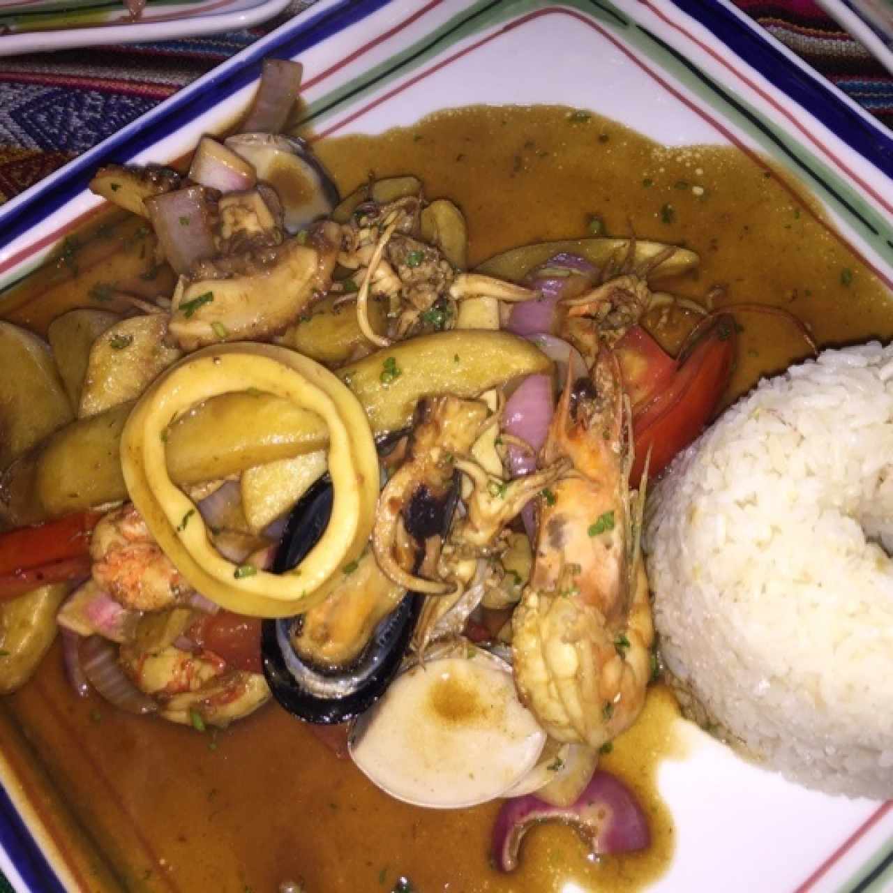 mariscos mixtos en salsa 