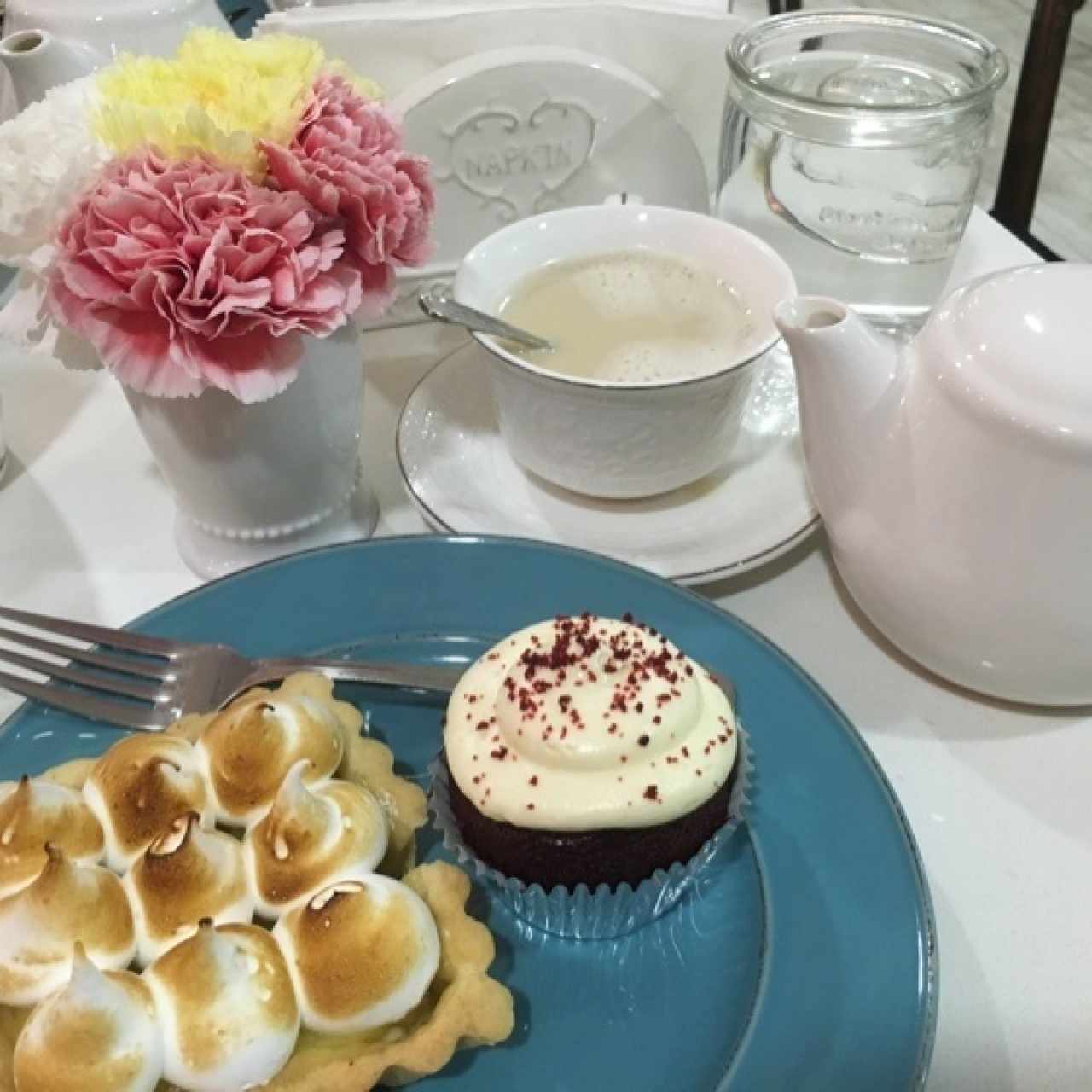 Red Velvet cupcake y tartaleta de limon con Chai de especias en leche