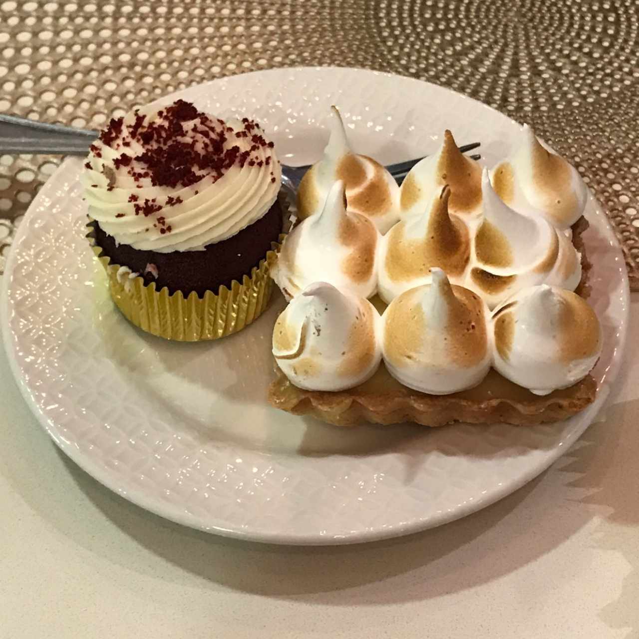 Red velvet cupcake y tarta de limón 