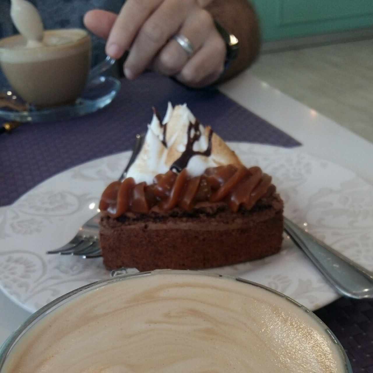 Café con caramelo y brownie