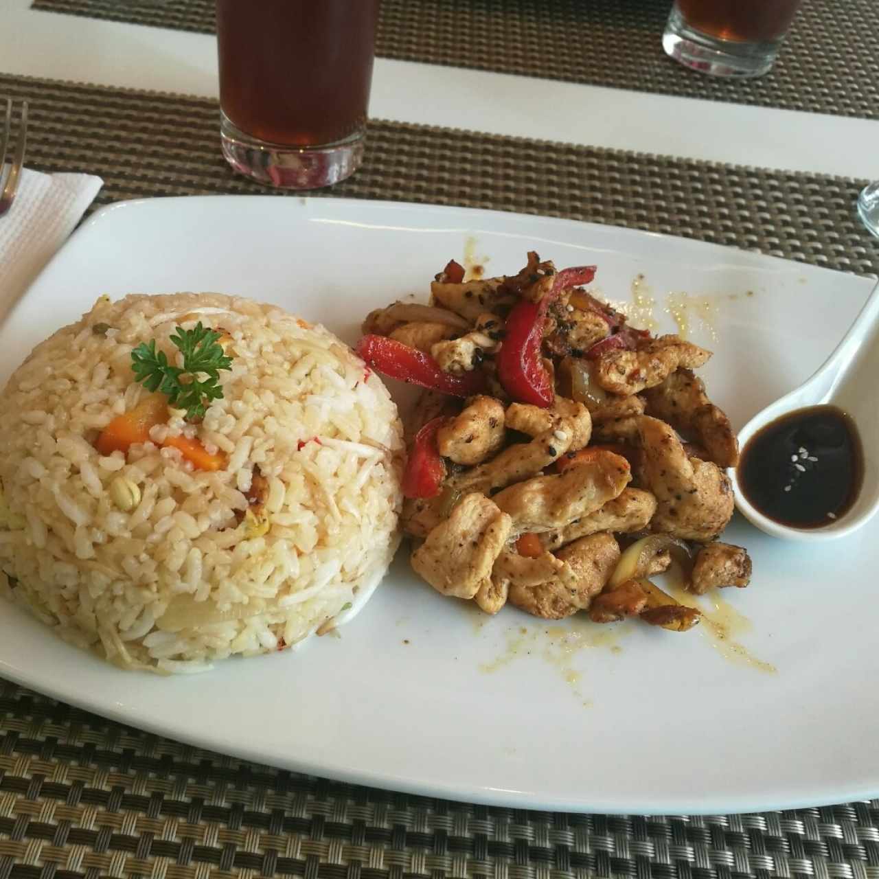 Pollo y arroz al estilo chino