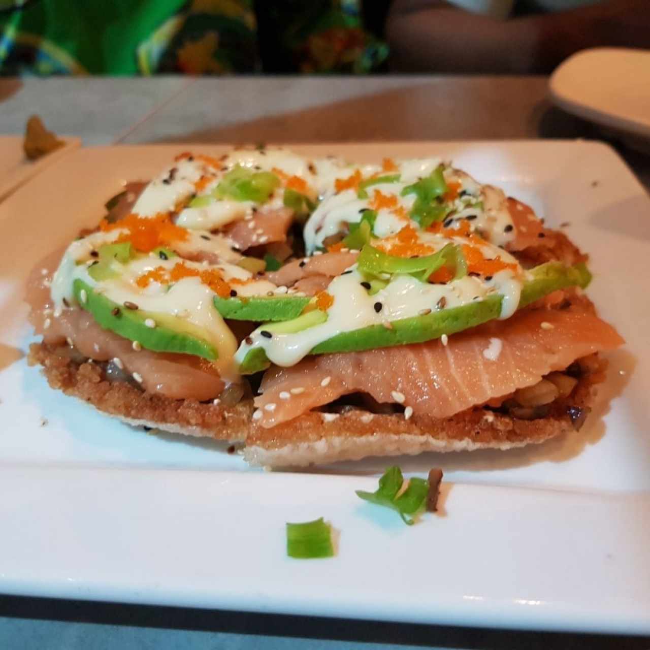 sushi pizza de salmón 