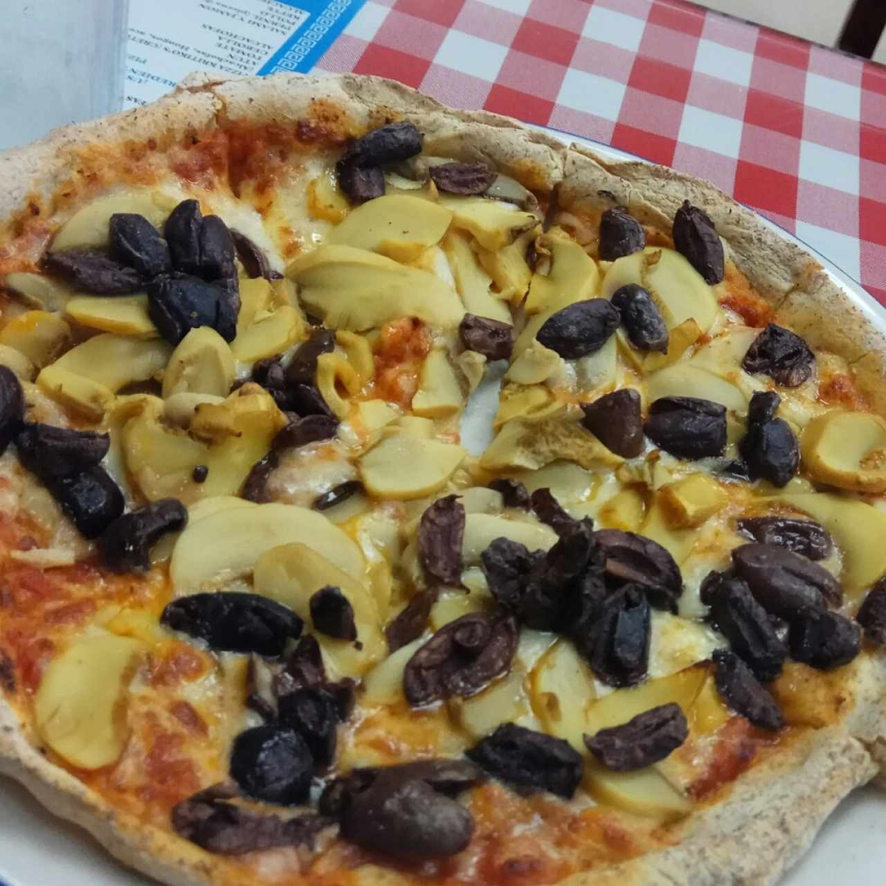 pizza de hongos y aceitunas negras