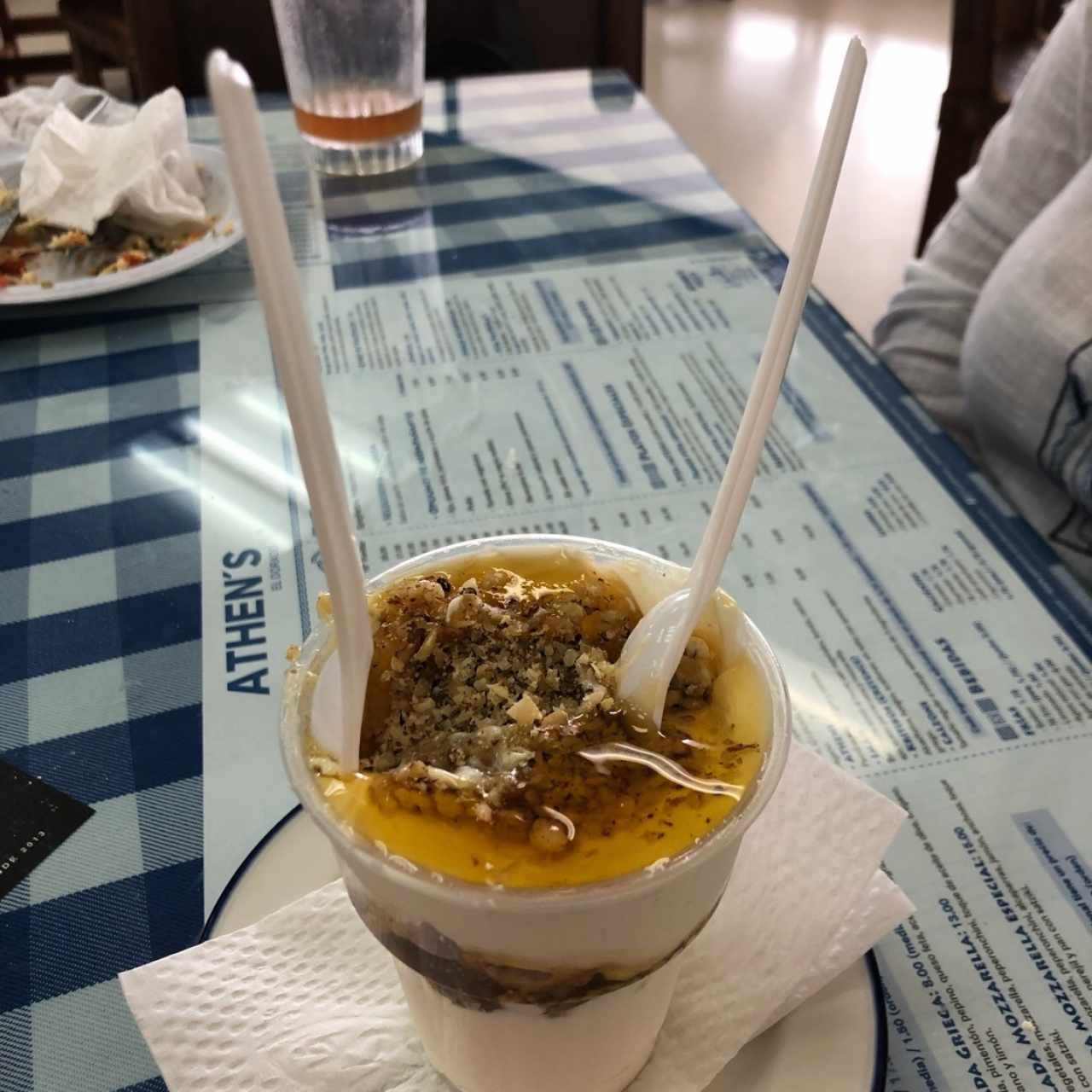 yogurt griego con miel y nueces.😛😋