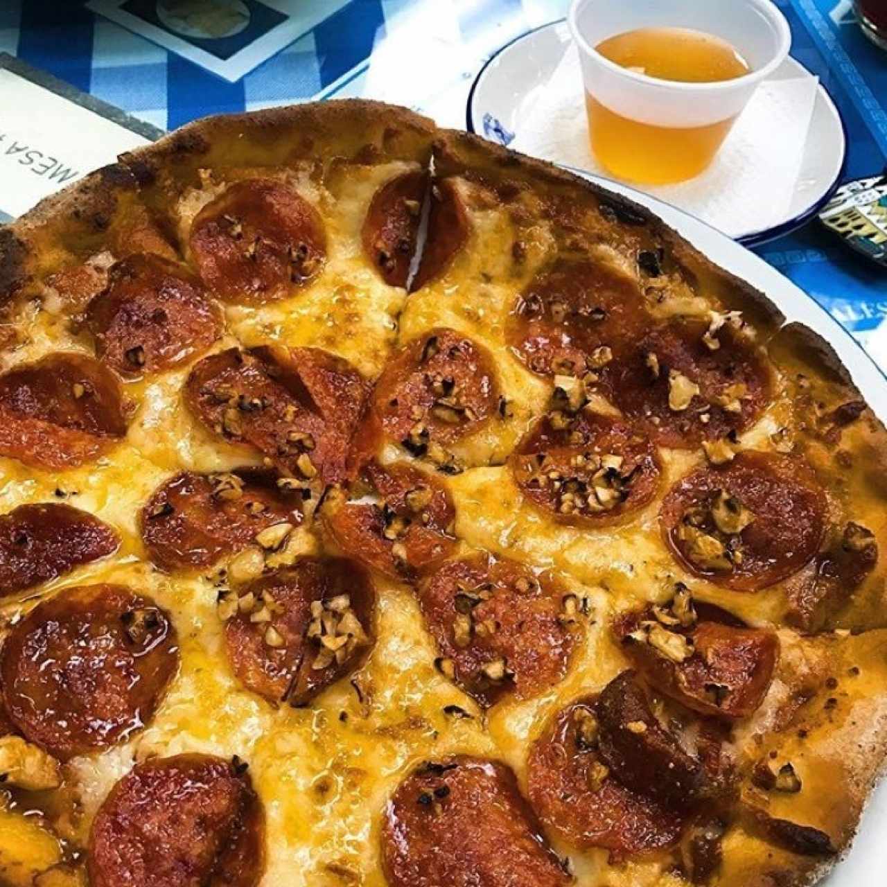 pizza de pepperoni con ajo y miel 