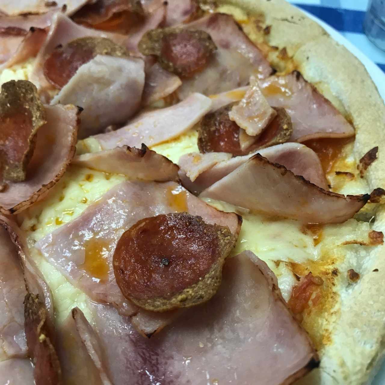 Pizza De Jamón con extra de peperonni