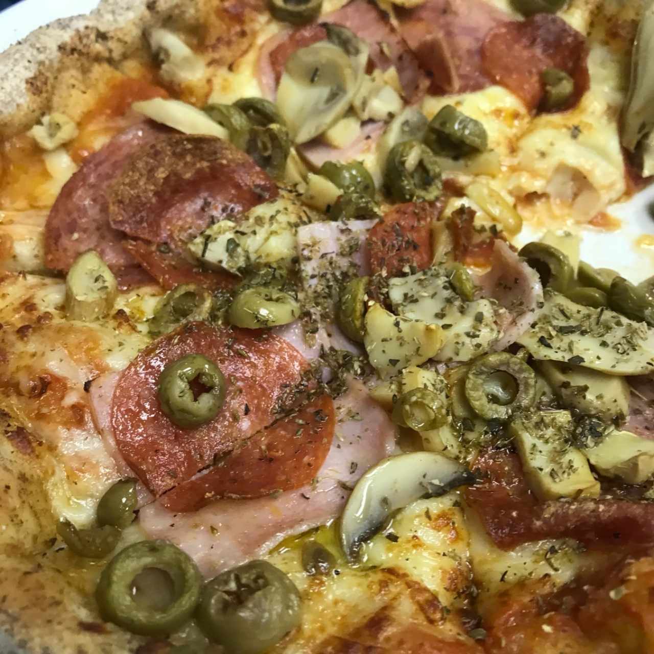 Pizza de Jamón Peperoni y aceitunas verdes