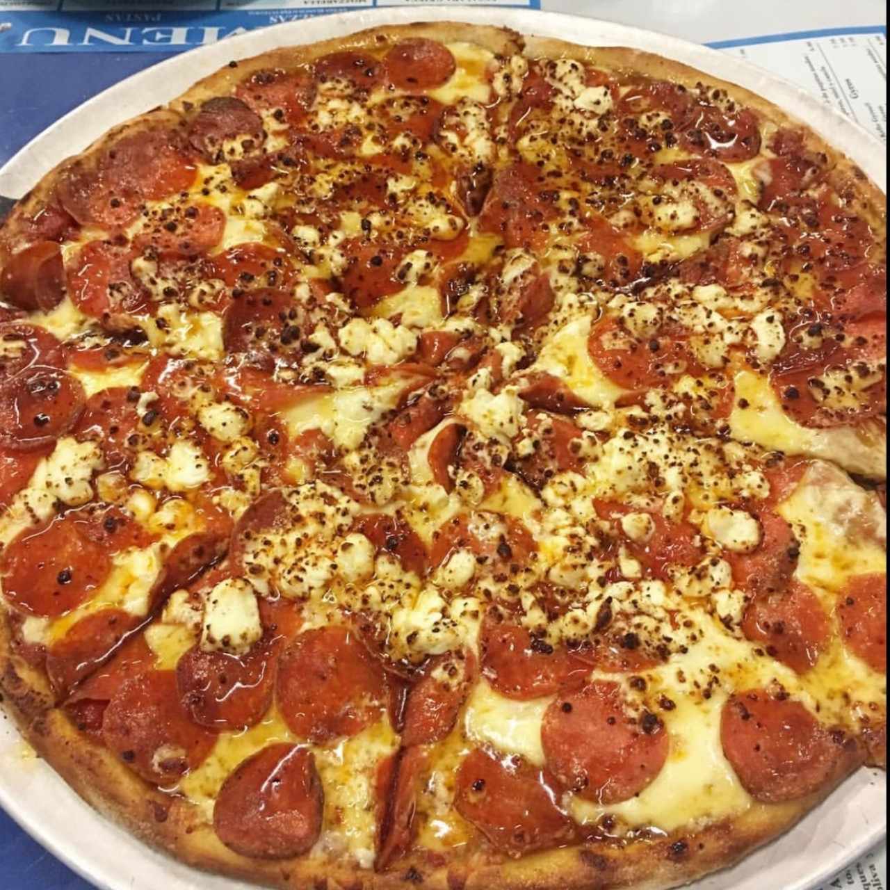 pizza de pepperoni con feta y miel