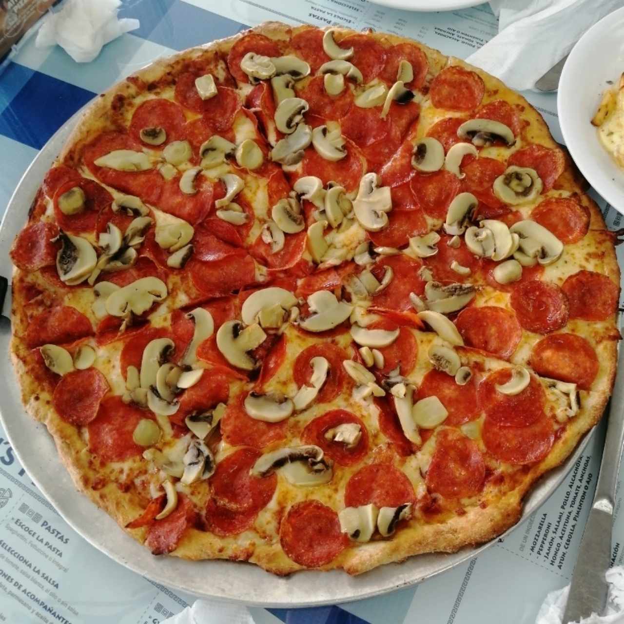 Pizza familiar de hongos y peperoni