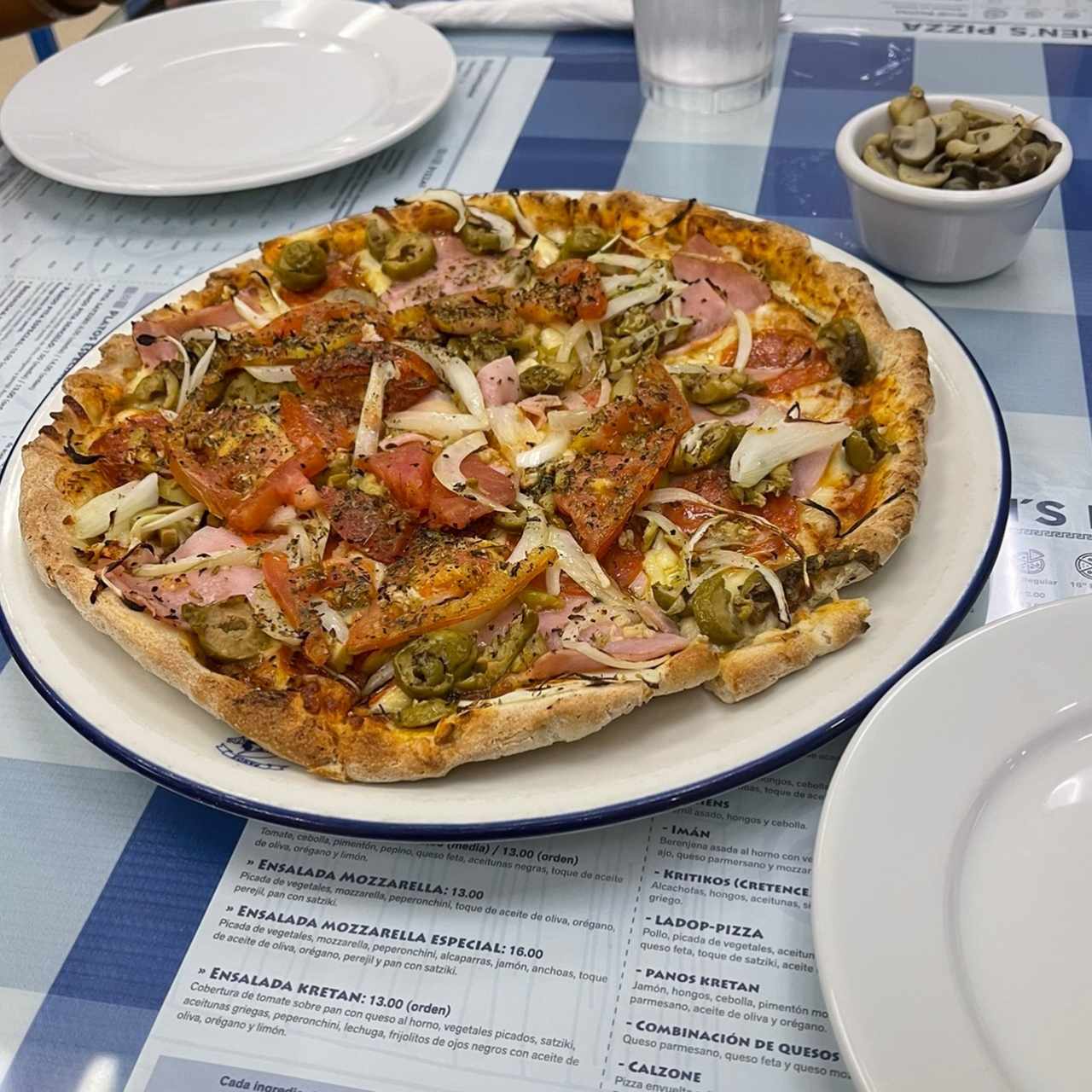 Pizza ateniense sin anchoas y con hongos aparte