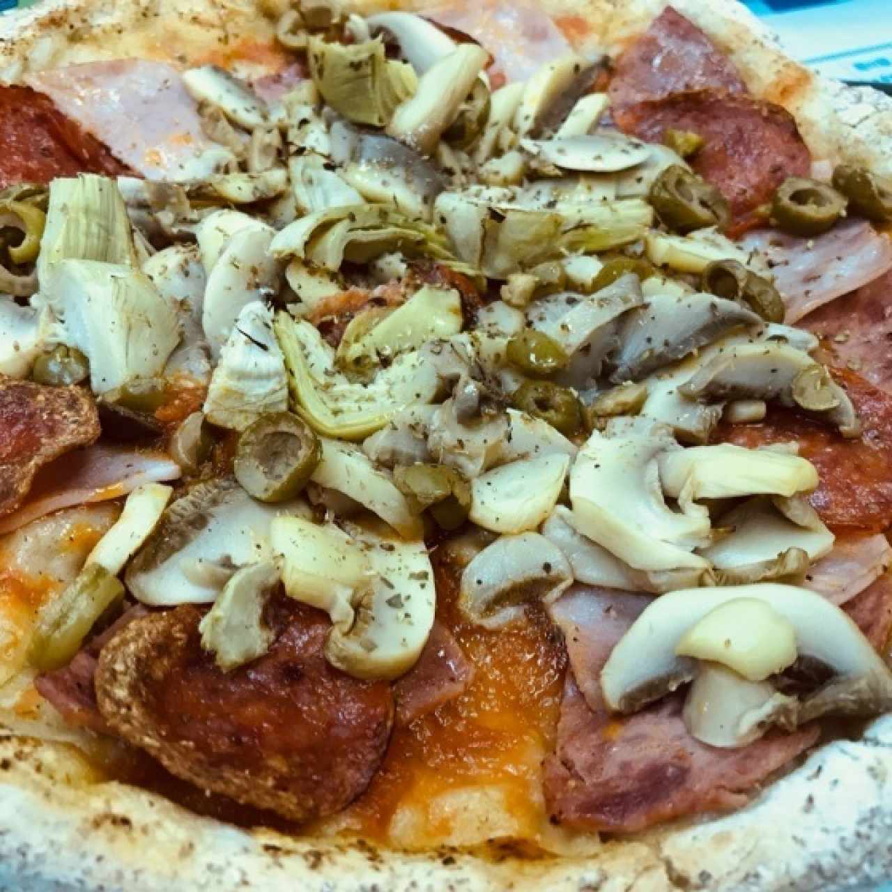 pizza de combinación sin queso, con extra de alcachofas 