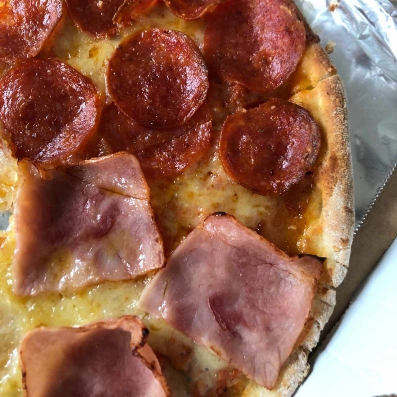 pizza personal pepperoni y jamon 