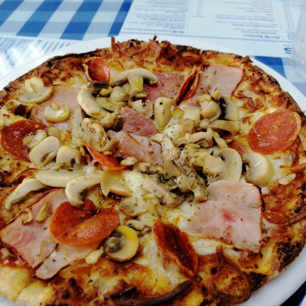 pizza de combinación sin aceitunas verdes...