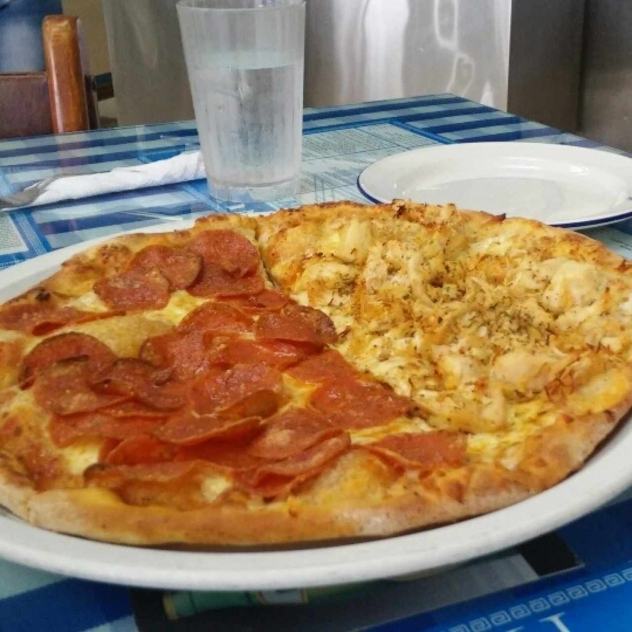 Pizza de peperoni y pollo