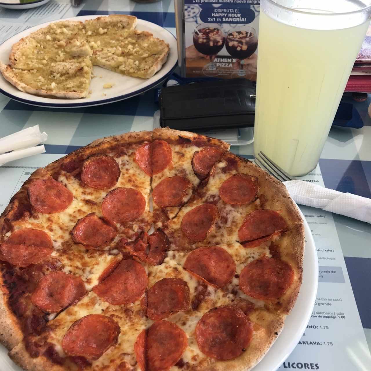 Pizza personal de peperoni con limonada 