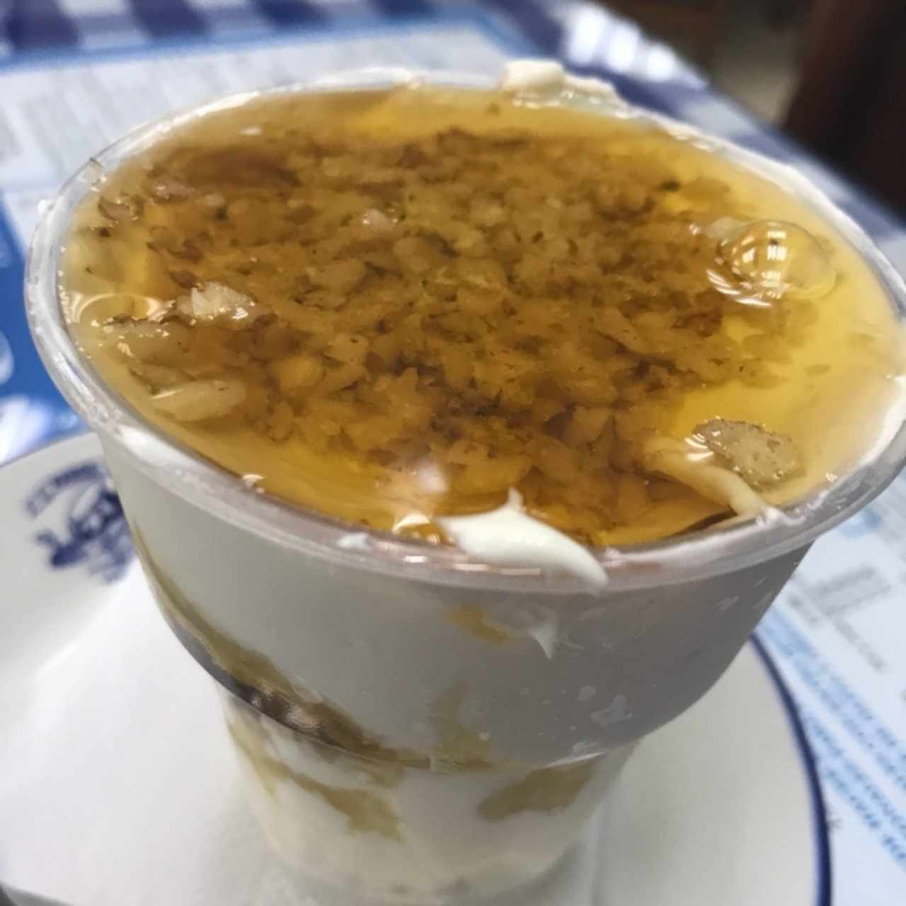 yogurt griego con nueces y miel