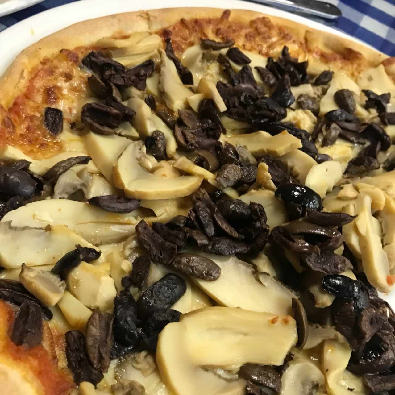 pizza hongo con aceitunas 