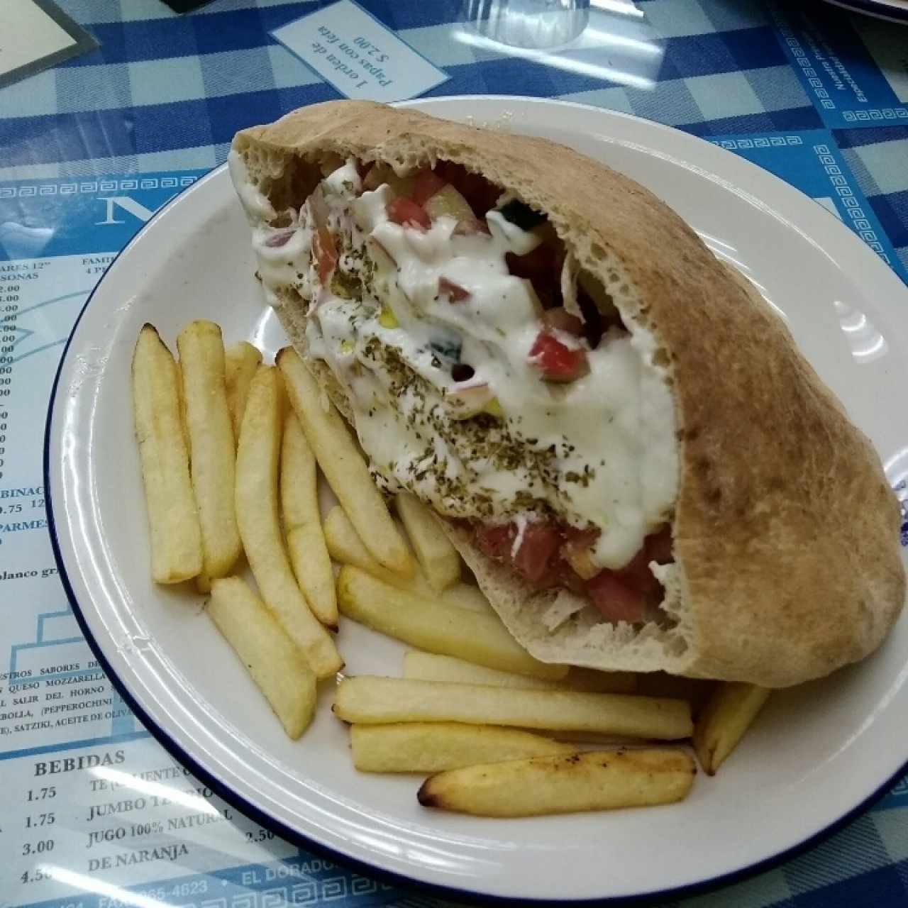 Gyro de pollo en pan pita de la casa