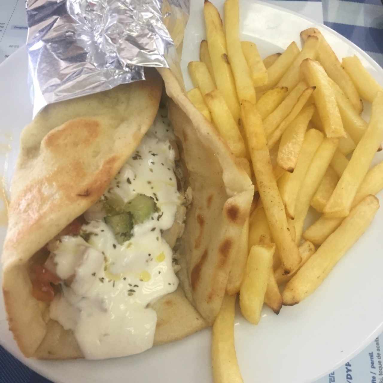 Gyro de pollo con papas fritas