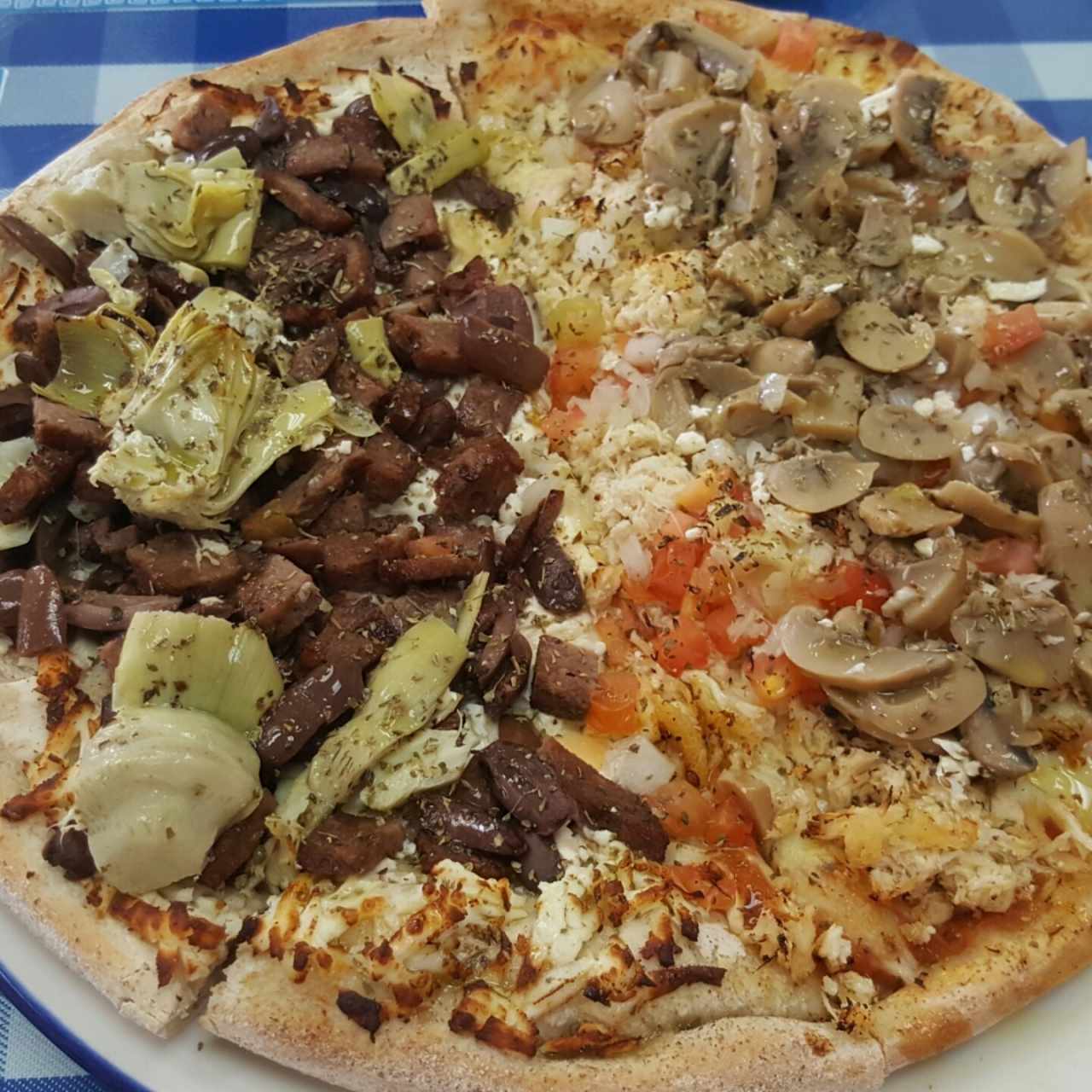 pizza mitad Pollo con hongos y mitad Kritiko's con kefte 
