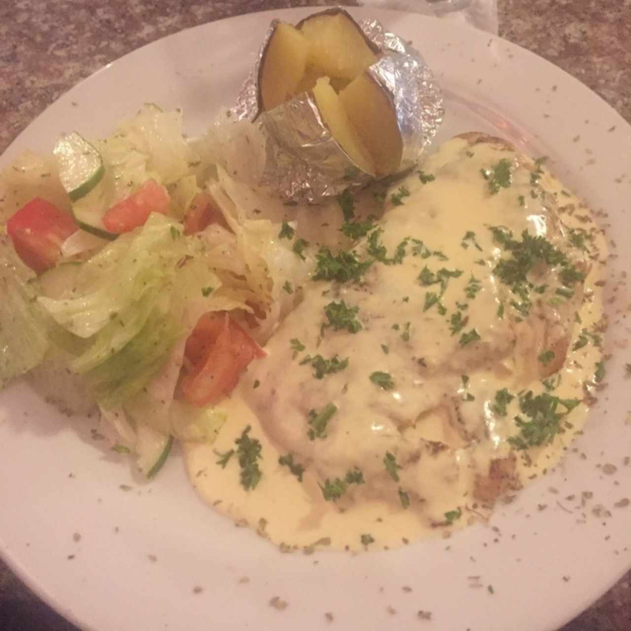 Filete de pollo margarita con ensalada y papa asada