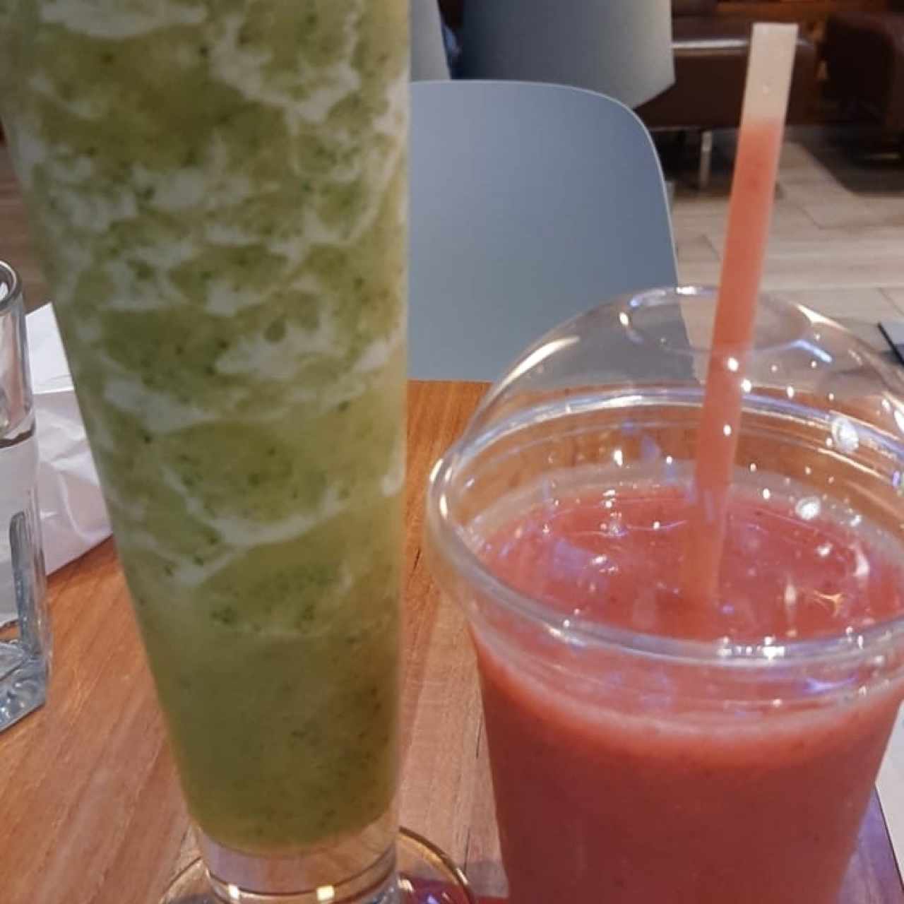 Limonada con hiervabuena y jugo de fresa