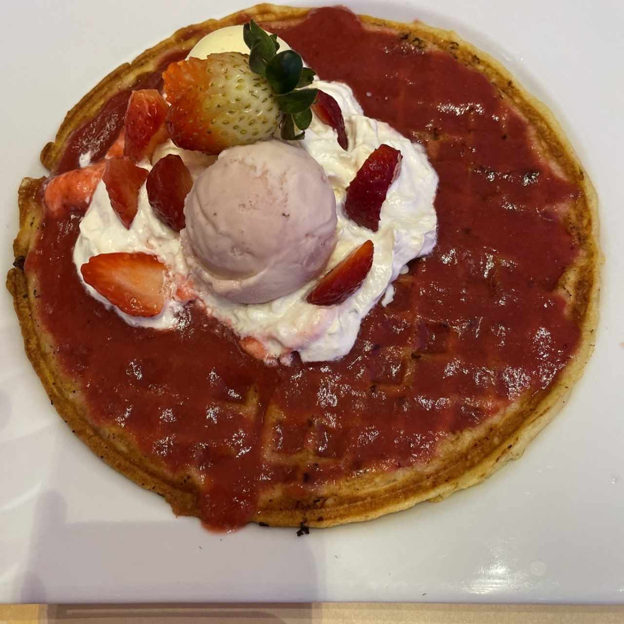 Waffle de deleite de fresas con chantillí 