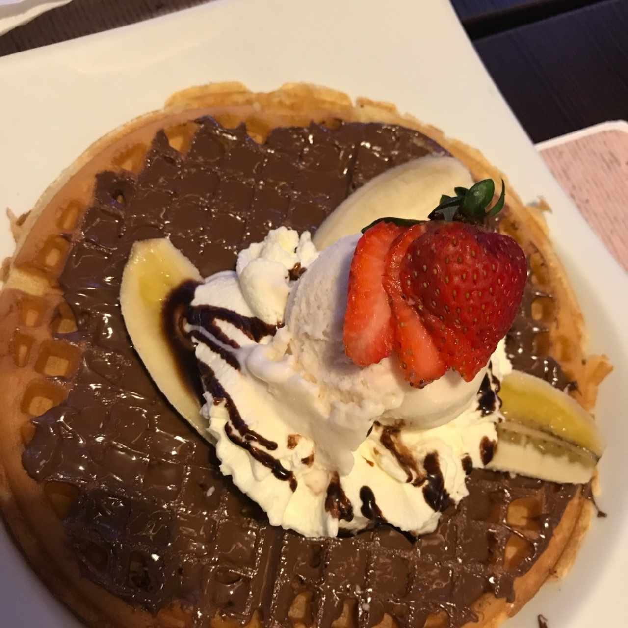 waffle con nutela, banana, fresa y helado