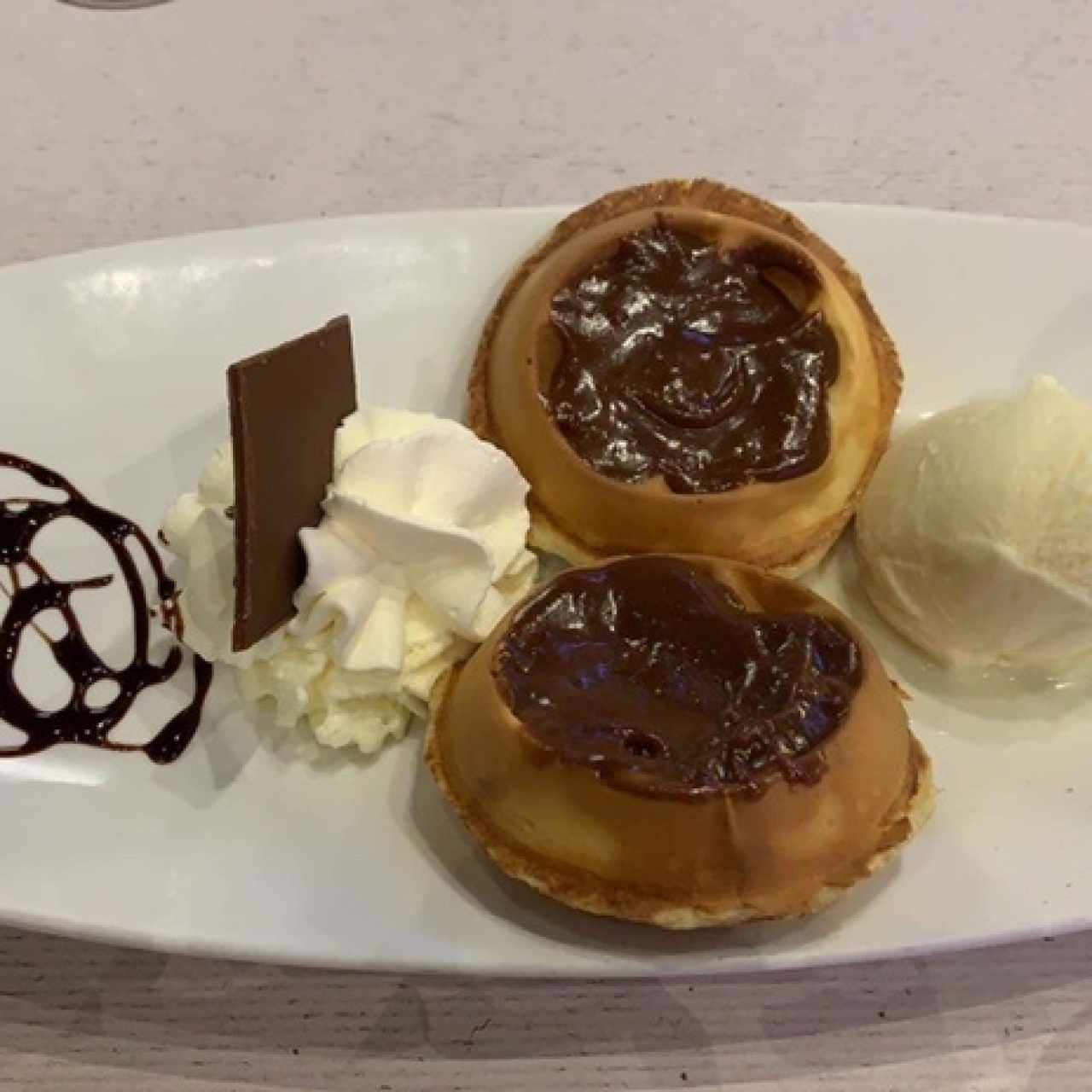 Mini waffles de chocolate con helado de vainilla
