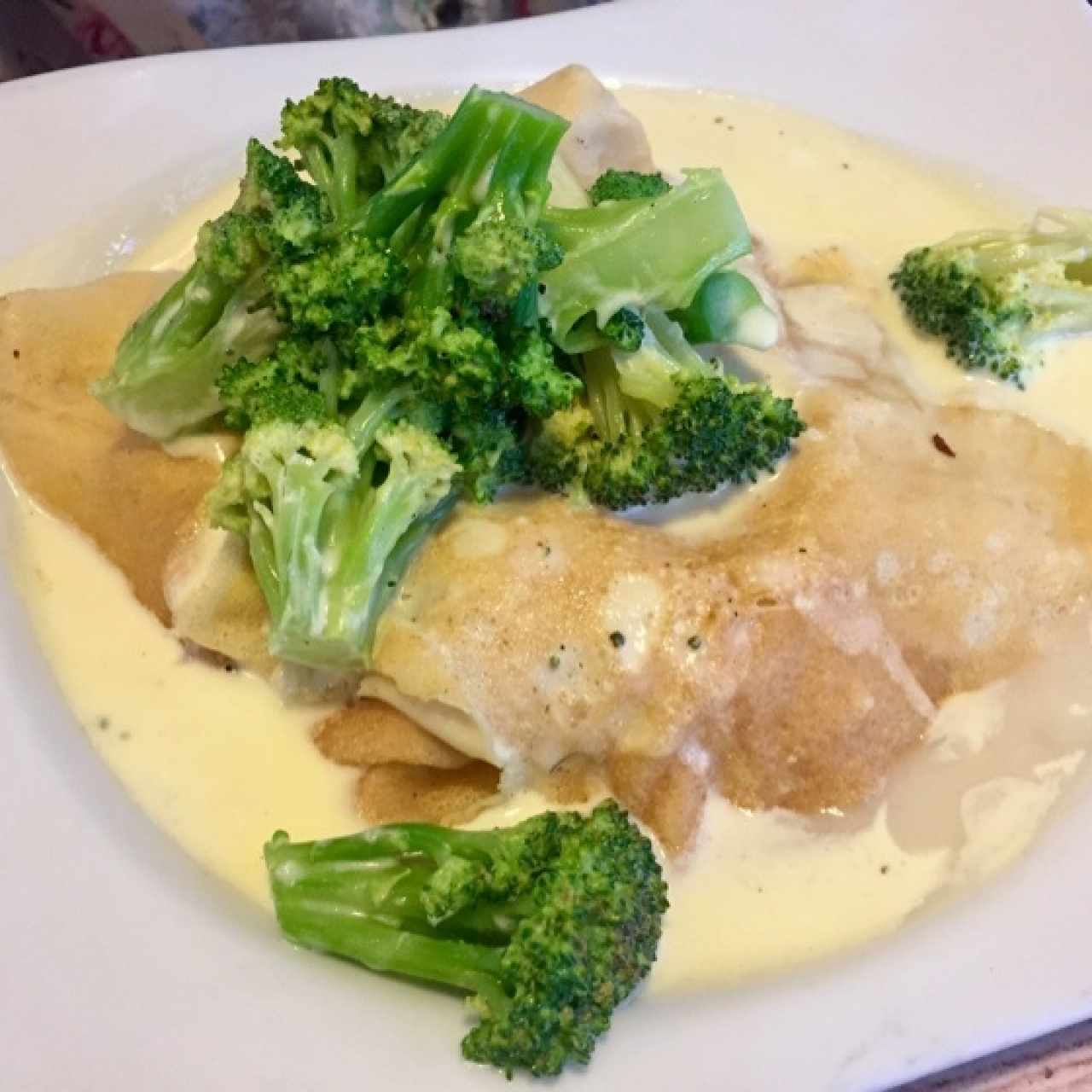 Crepe de pollo y brócoli con queso