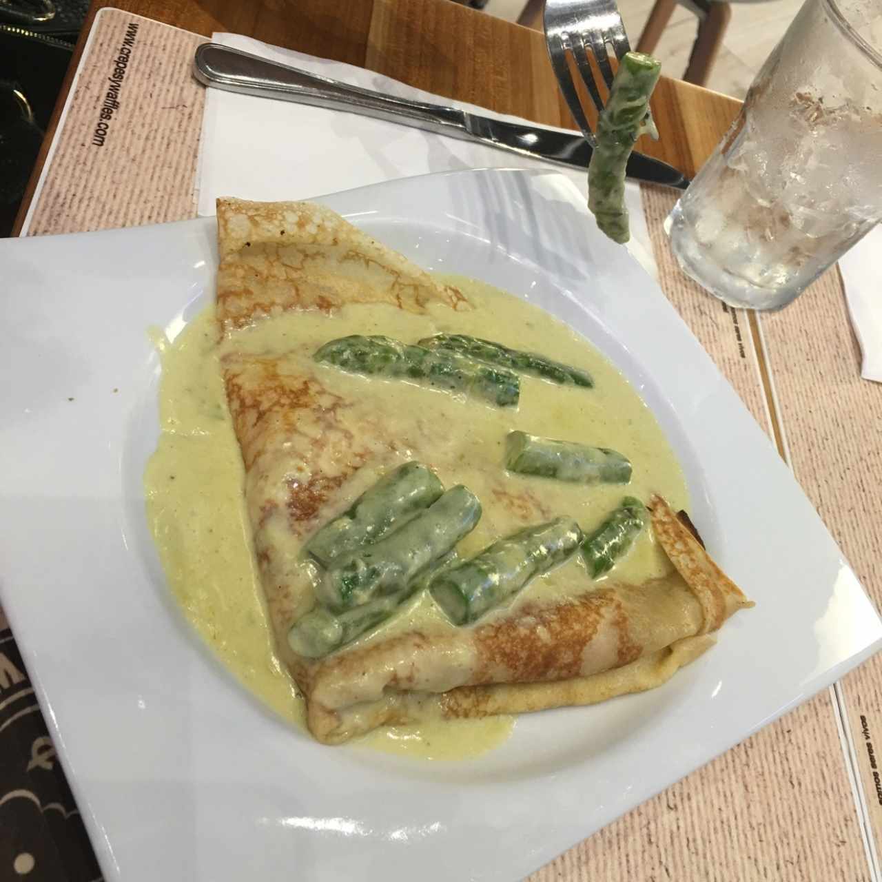 Crepes Clásico de Jamón y queso en salsa de espárragos