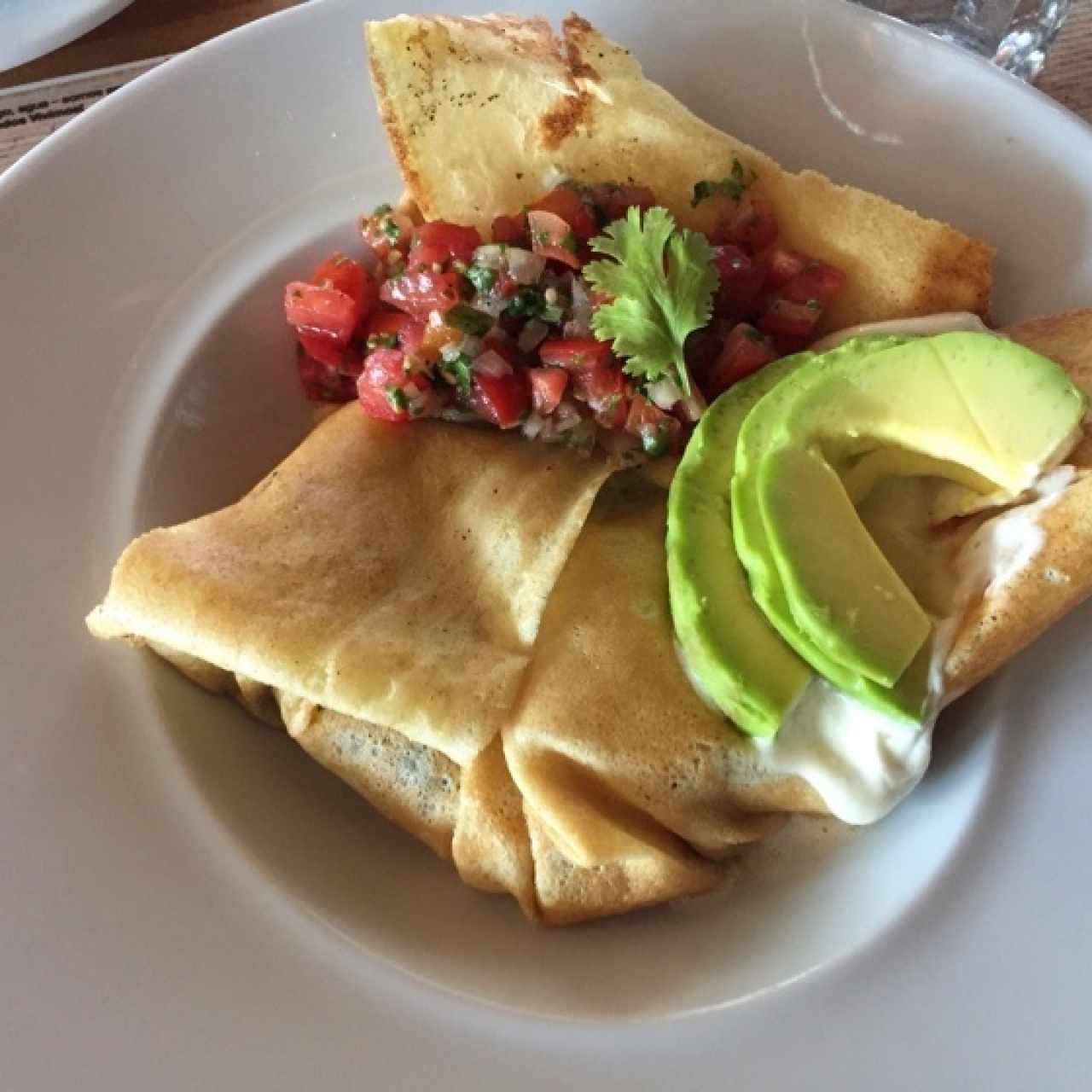 crepe de carne, puré de plátano aguacate, crema y pico de gallo 