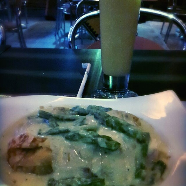 Crepe de pollo y espárragos con jugo Alegría