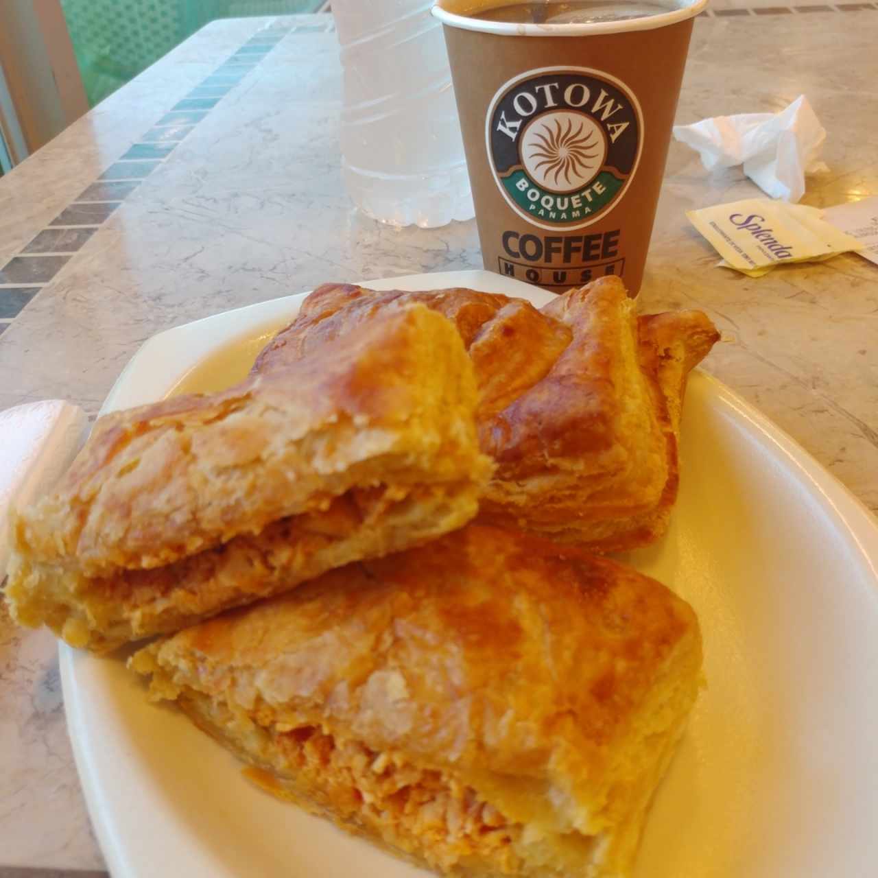 pastelito pollo y cafe