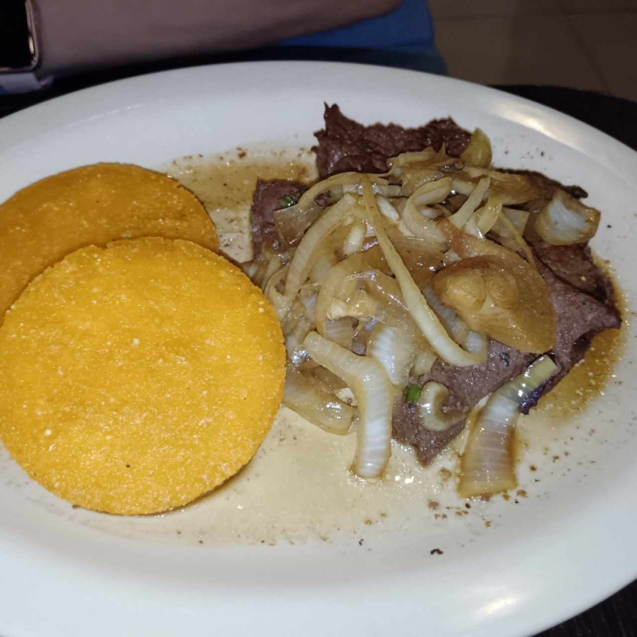 Bistec encebollado 