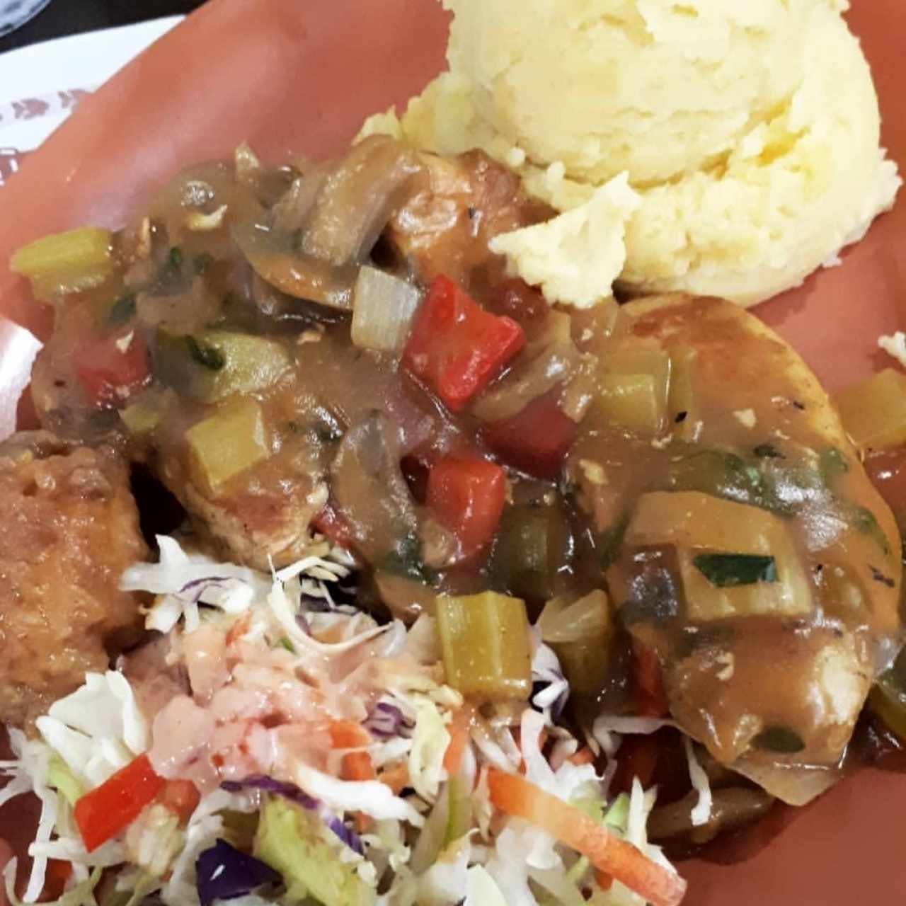 pollo en salsa de hongos con puré 