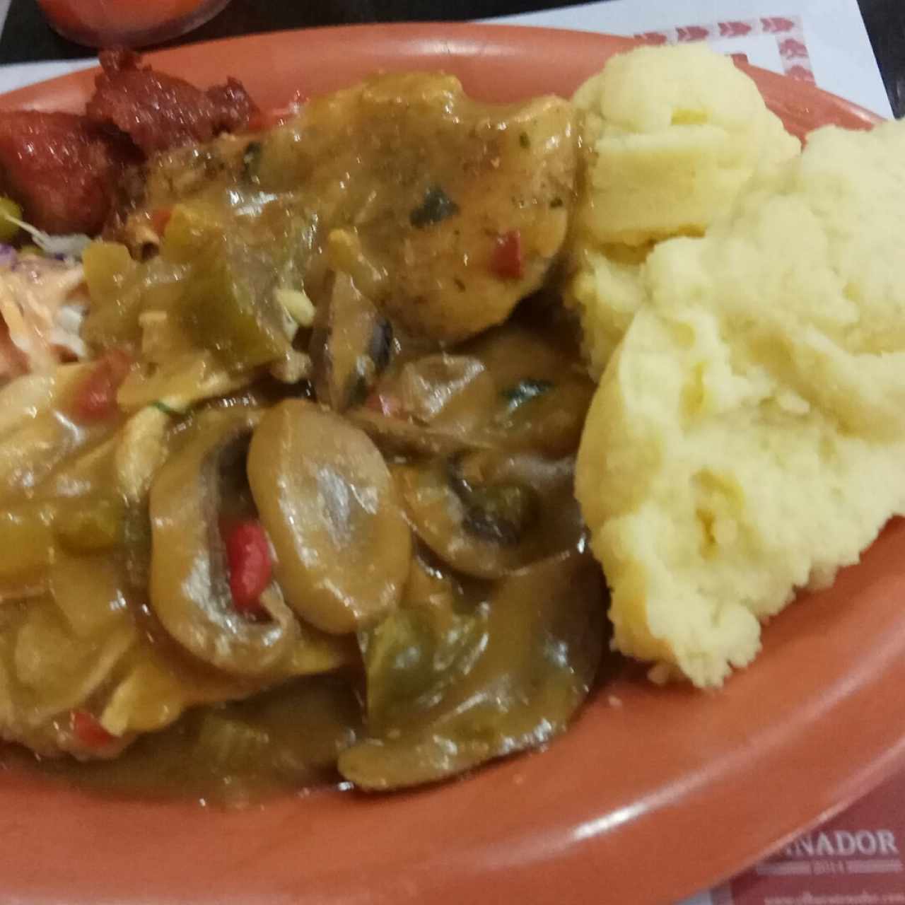 pollo en sansa de hongos