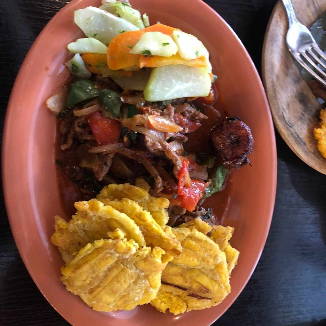 Bistec picado al estilo panameño con patacones y ensalada