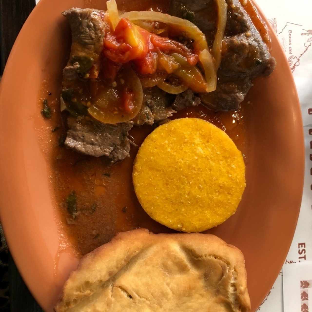 bistec de carne en salsa criolla con tortilla y hojaldre