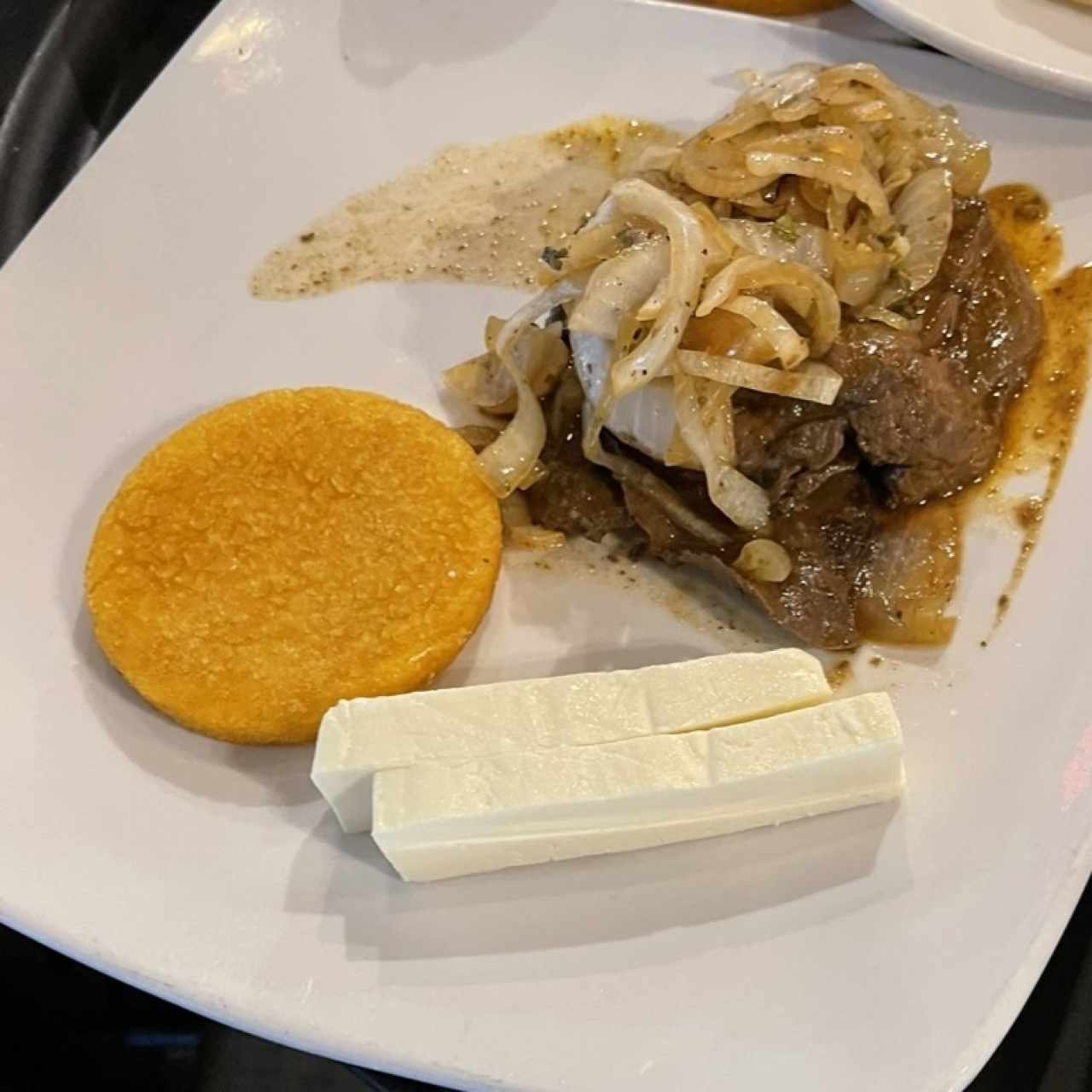 Hígado encebollado con queso y tortilla