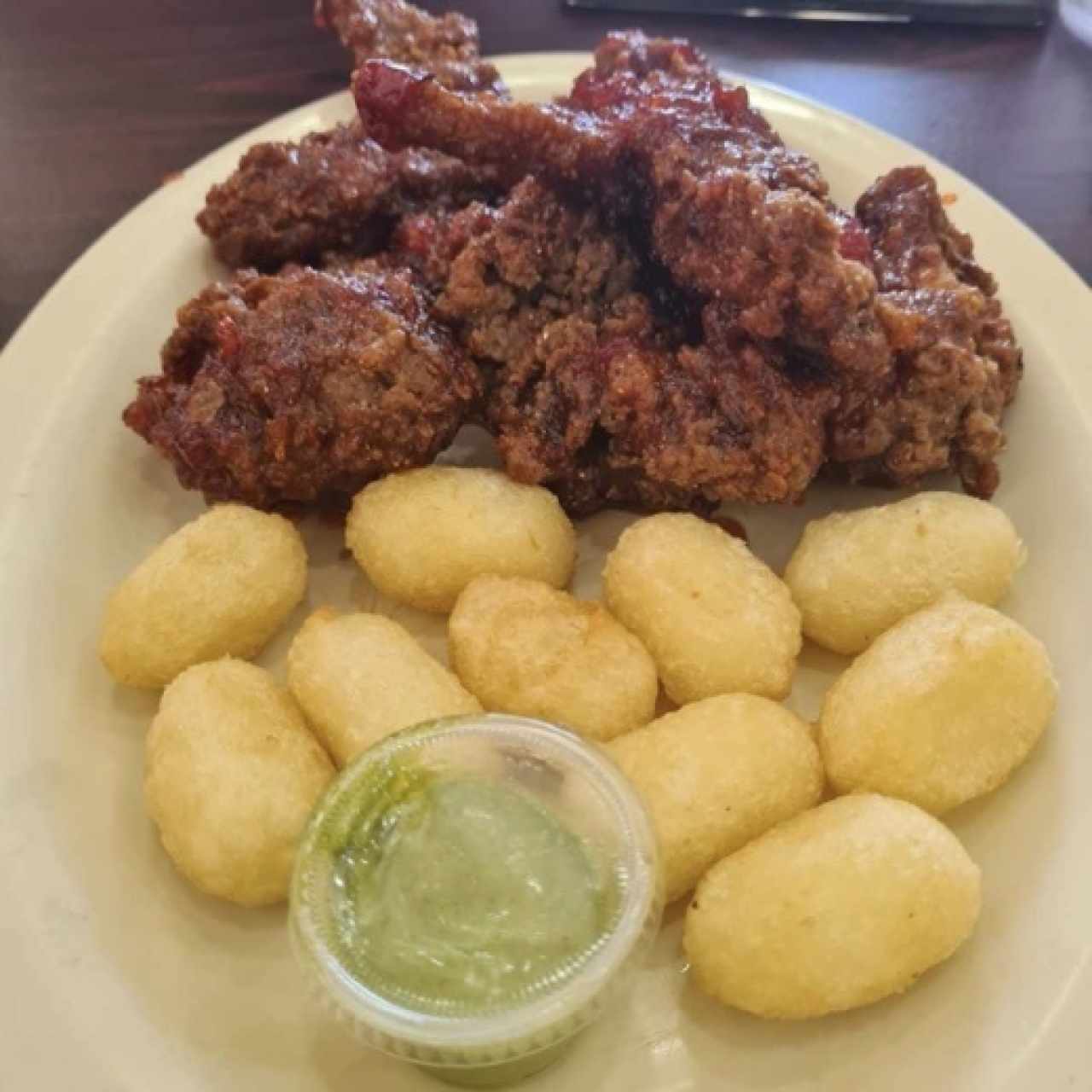 Alitas y yuca