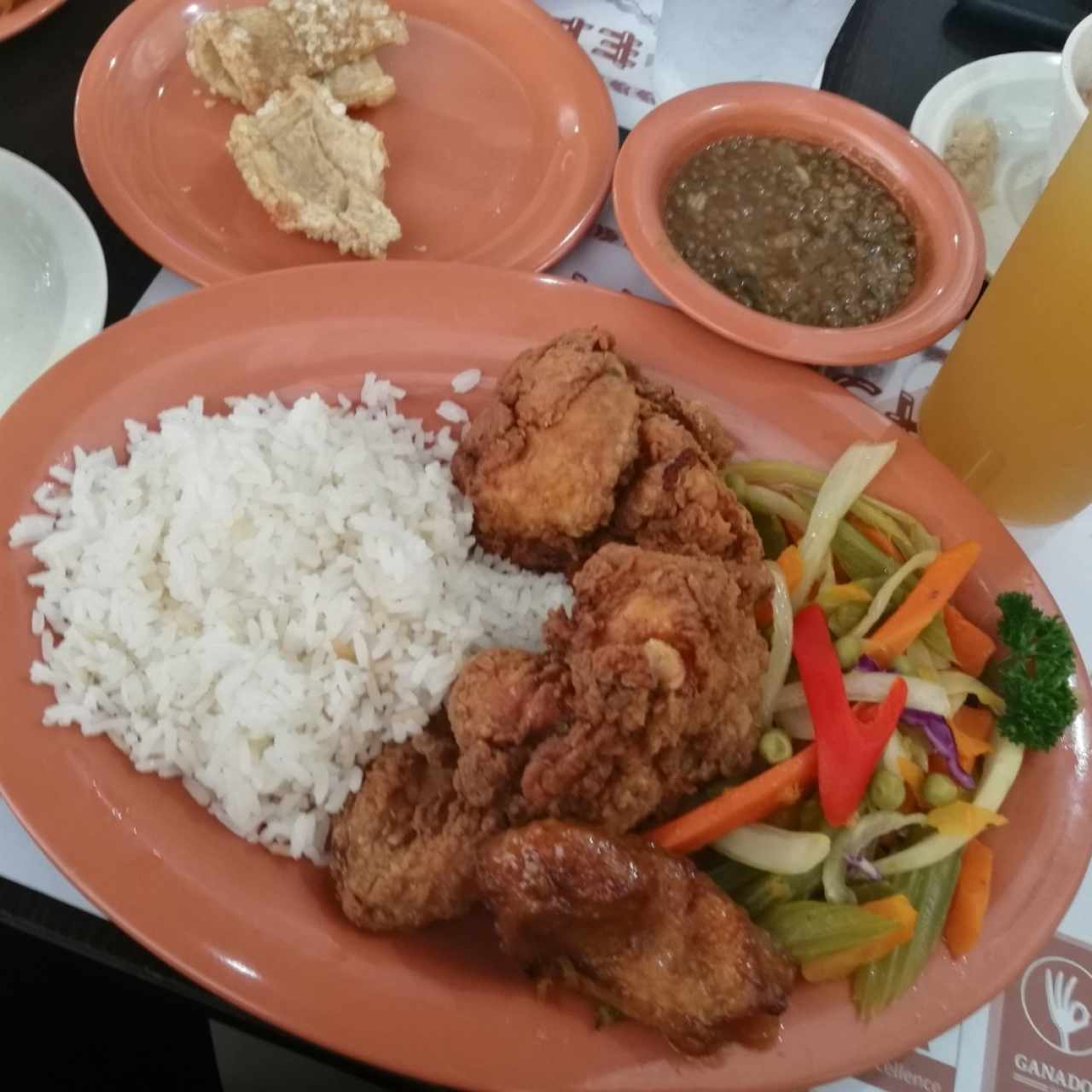 Pollo frito con arroz blanco, lenteja, ensalada de vegetales y plátano